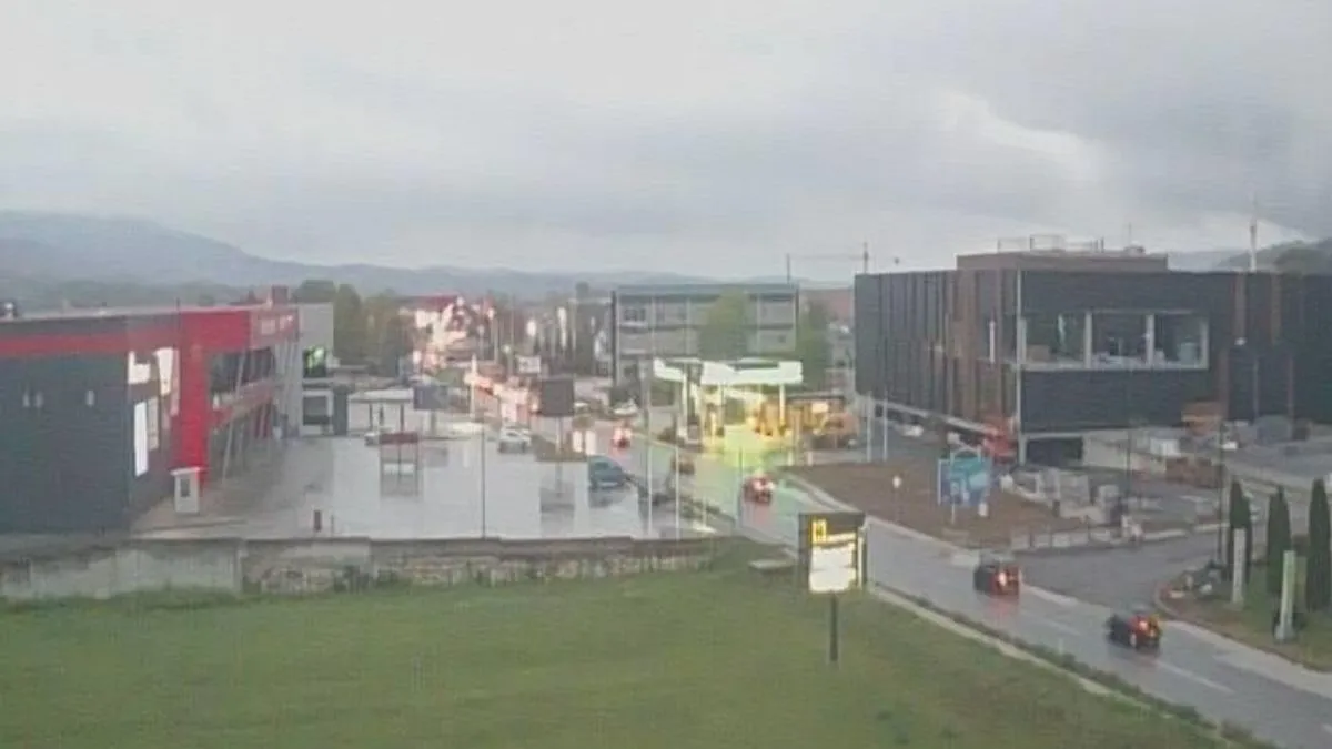 Na autocesti A - 1, dionica Podlugovi - Sarajevo sjever, vozači se kreću usporeno.