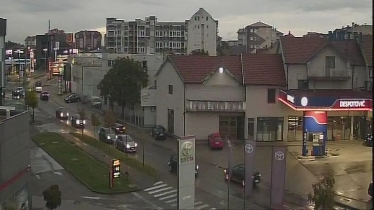 Na autocesti A - 1, dionica Podlugovi - Sarajevo sjever, vozači se kreću usporeno.