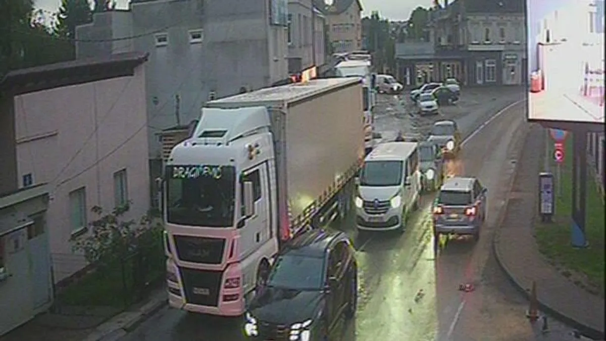 Na autocesti A - 1, dionica Podlugovi - Sarajevo sjever, vozači se kreću usporeno.