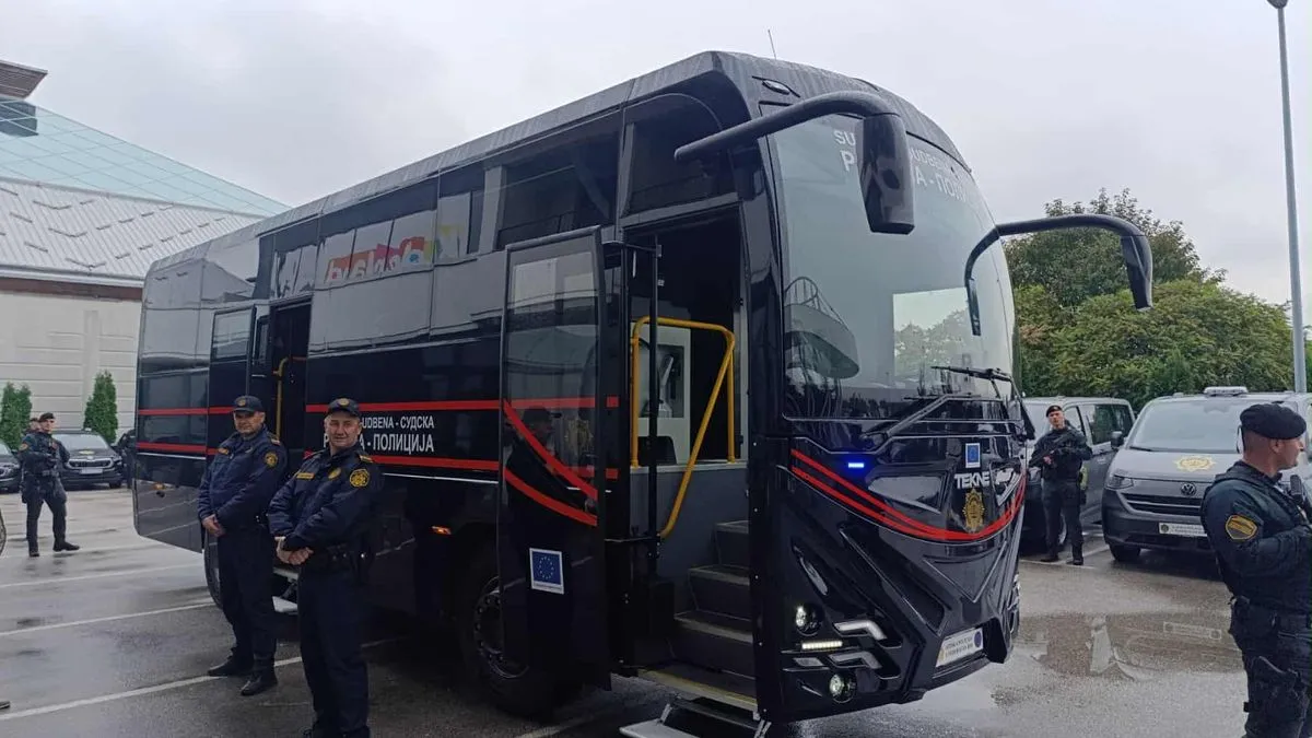 Autobus je specijalno opremljen i s jedne strane će imati više pritvorskih ćelija