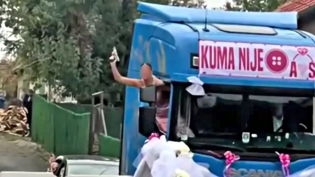 U naletu sreće i ponesena veseljem u jednoj trenutku izvadila je pištolj i pucala u vazduh, dok je u pozadini odjekivala narodna muzika.