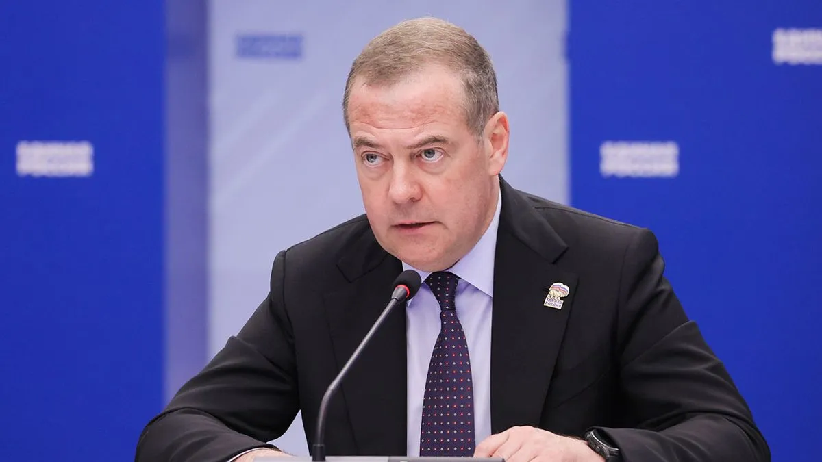 Medvedev piše i da Zelenski "želi rat", te da će se sada morati skrivati "do kraja svog bezvrijednog života".