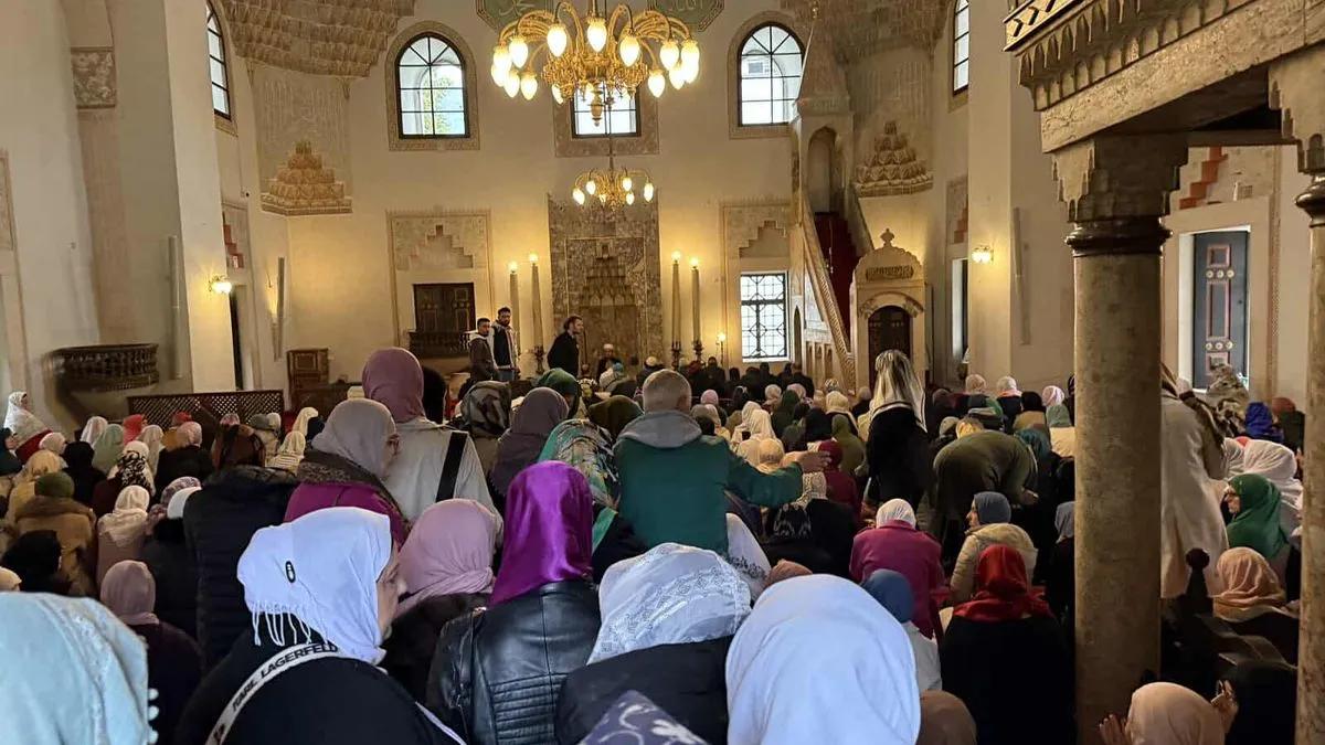 Veliki broj vjernica se odazvao na tevhid na kojem će se pred dušu rahmetlije uputiti dove kako bi mu se Uzvišeni Gospodar smilovao