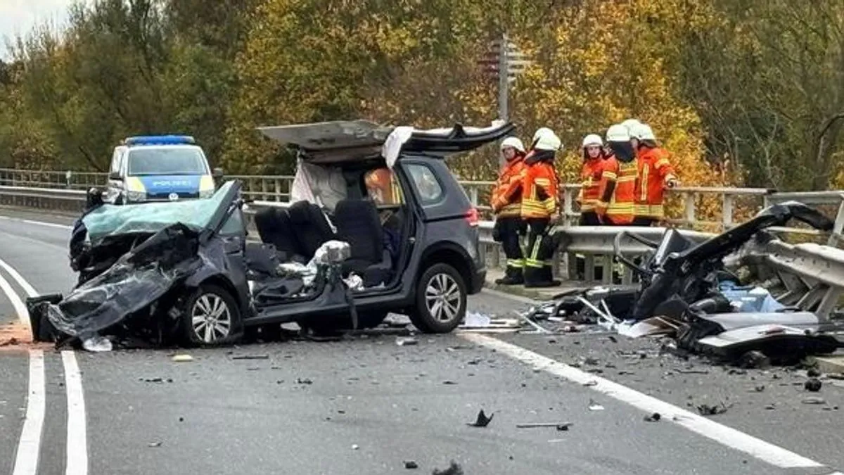 Nakon frontalnog sudara s drugim vozilom, probio je ogradu i sletio u kanal