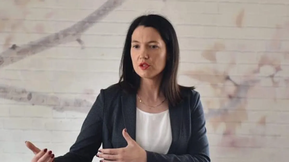 Ističe da je 'sva šuplja Dodikova priča o mrskom mu zapadu i strancima protiv kojih se bori, ugašena u 24 sata glasovima njegove većine u Narodnoj skupštini.' 