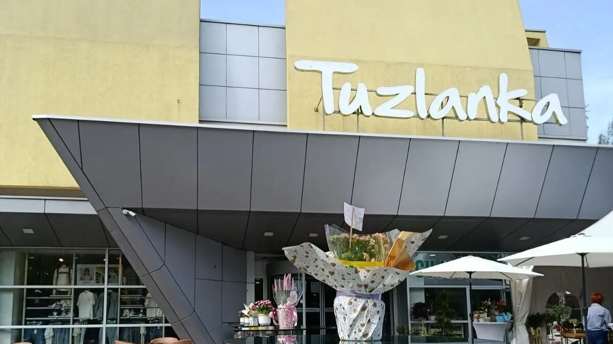 Oglasilli su se i iz Tužilaštva TK navodeći da je u nesreći u teretnom liftu, na platformi za prevoz tereta, smrtno stradala jedna osoba