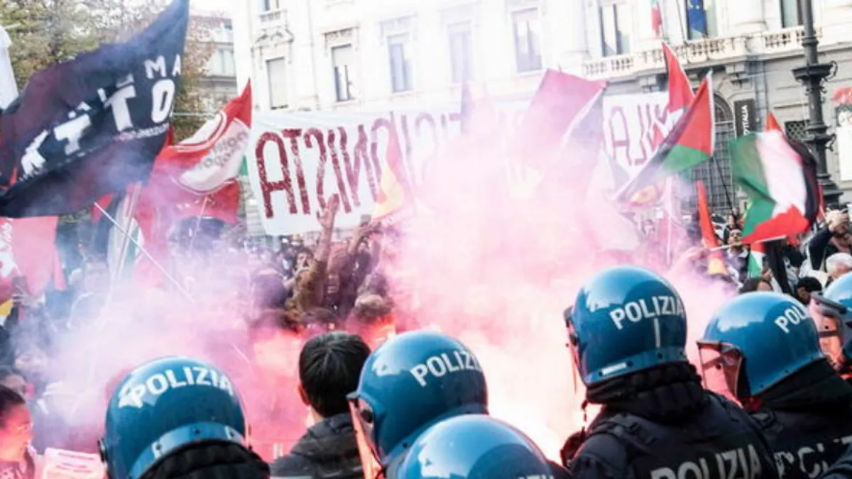 Demonstranti su formirali kolonu i, pod snažnim policijskim nadzorom, prošli kroz centralne gradske trgove.