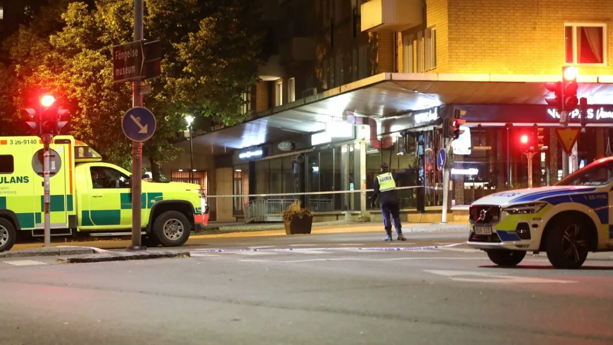 Povrijeđeni su pronađeni na ulici i ubrzo prevezeni u bolnicu, dok stepen njihovih povreda još nije poznat.