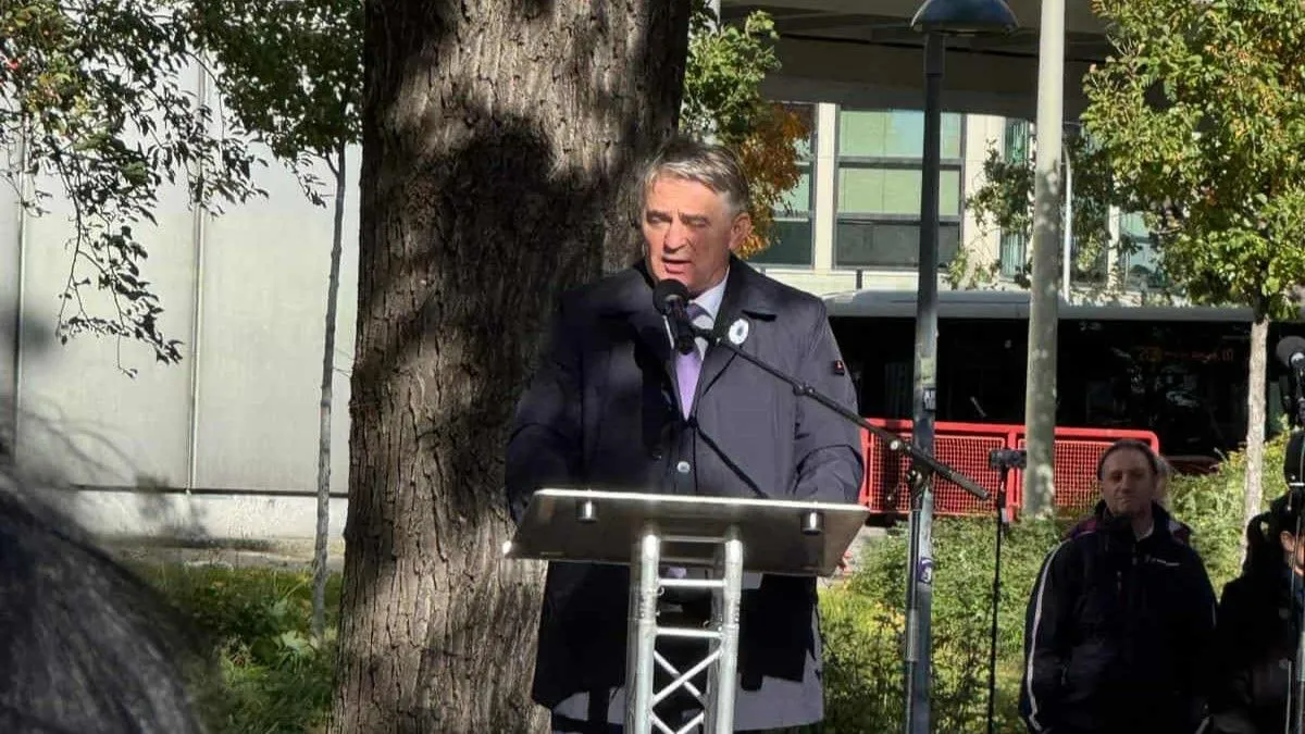 Navodi da se često danas može čuti, sa raznih strana, kako nije ni pametno niti mudro zauzimati strane u međunarodnim sukobima