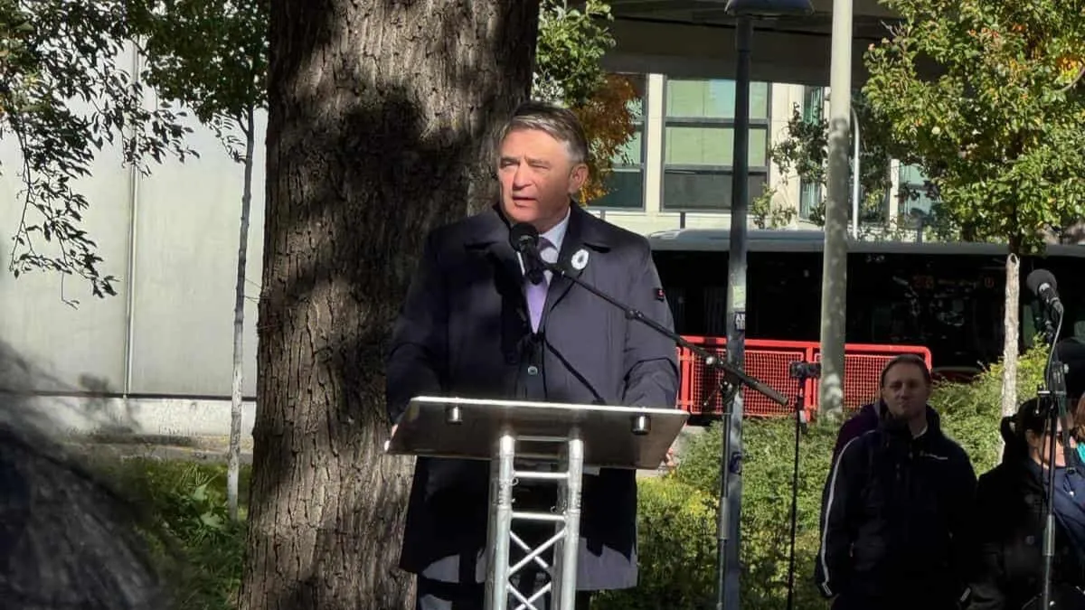 Navodi da se često danas može čuti, sa raznih strana, kako nije ni pametno niti mudro zauzimati strane u međunarodnim sukobima