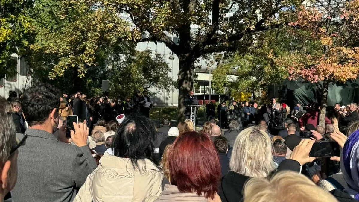 Navodi da se često danas može čuti, sa raznih strana, kako nije ni pametno niti mudro zauzimati strane u međunarodnim sukobima