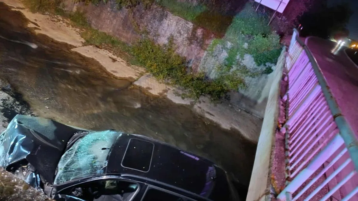 Novi snimak sa mjesta nesreće u Zenici: Automobil u rijeci potpuno uništen, prizori stravični