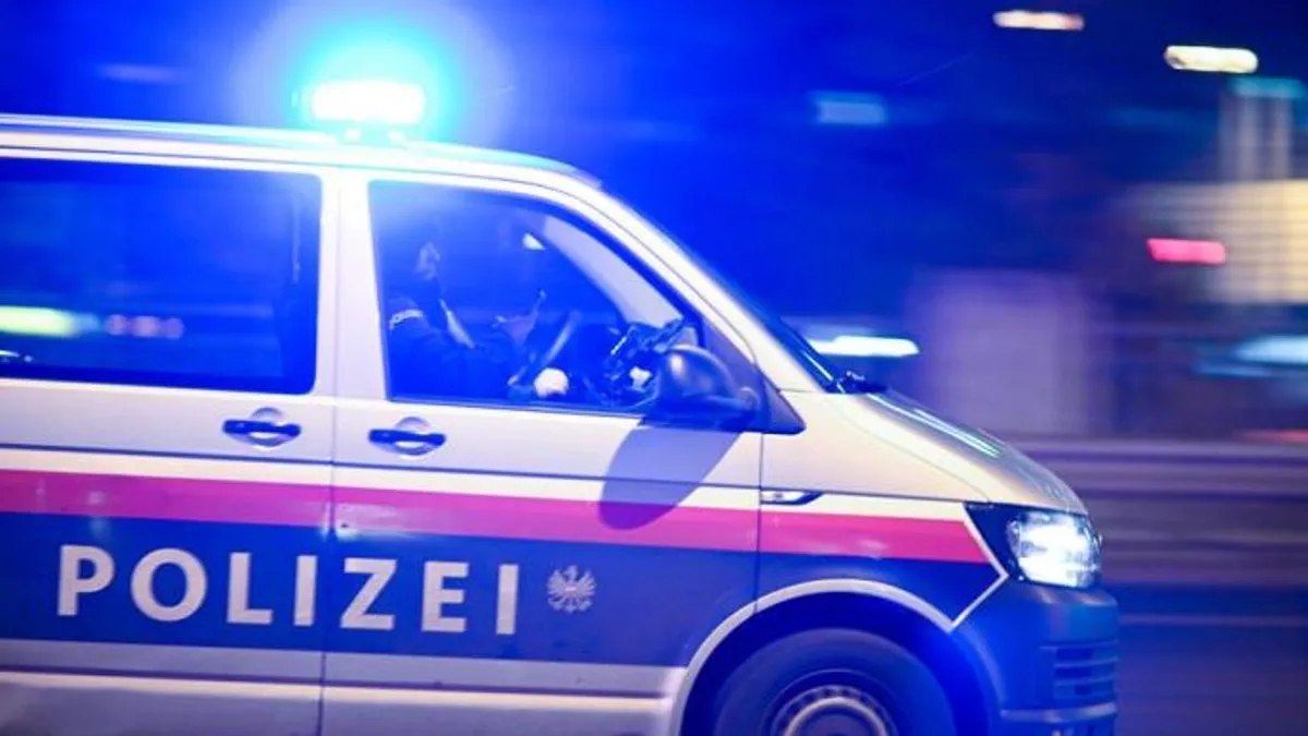 Pokušao je da joj nanese ubodne rane u predjelu vrata i grudnog koša, ali je u jednom trenutku izgubio ravnotežu i pao.