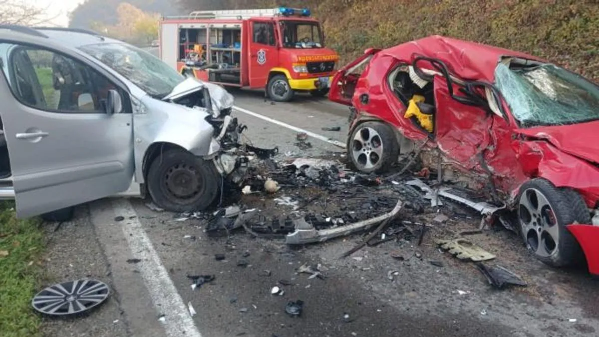 Scene na mjestu nesreće su zastrašujuće, a vozila su smrskana
