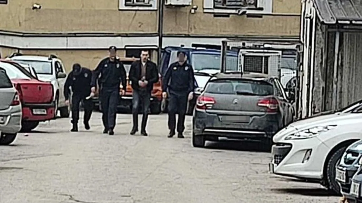 On ga je za šankom više puta udario pesnicom u predjelu glave i glavom u lice, uslijed čega je Ervin pao na pod