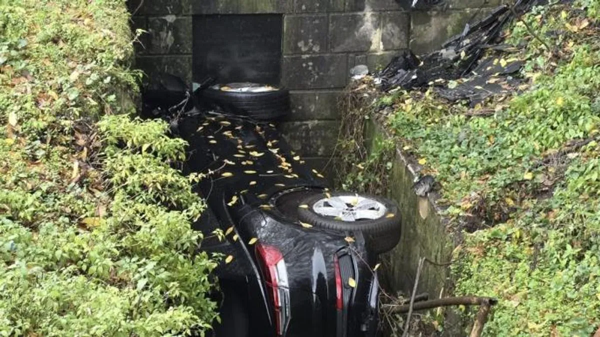 Vozilo je zatečeno pored puta, zaglavljeno u betonskom propustu