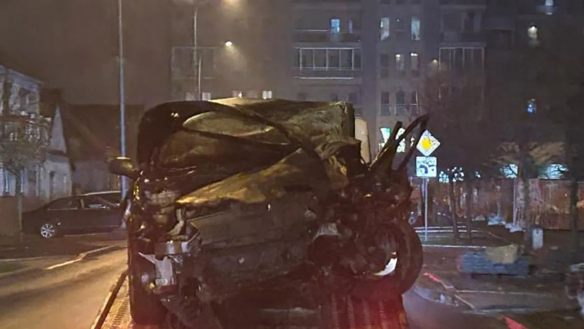 Sudarila su se 3 putnička vozila, a kako se vidi na fotografijama automobili su u potpunosti zgužvani!