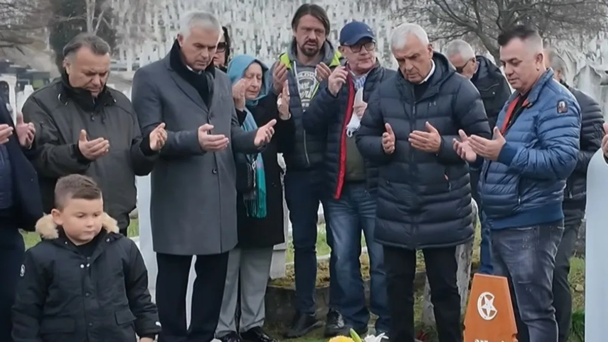 Emotivni prizori na mezaru Halida Bešlića: Porodica i prijatelji se okupili na njegov rođendan