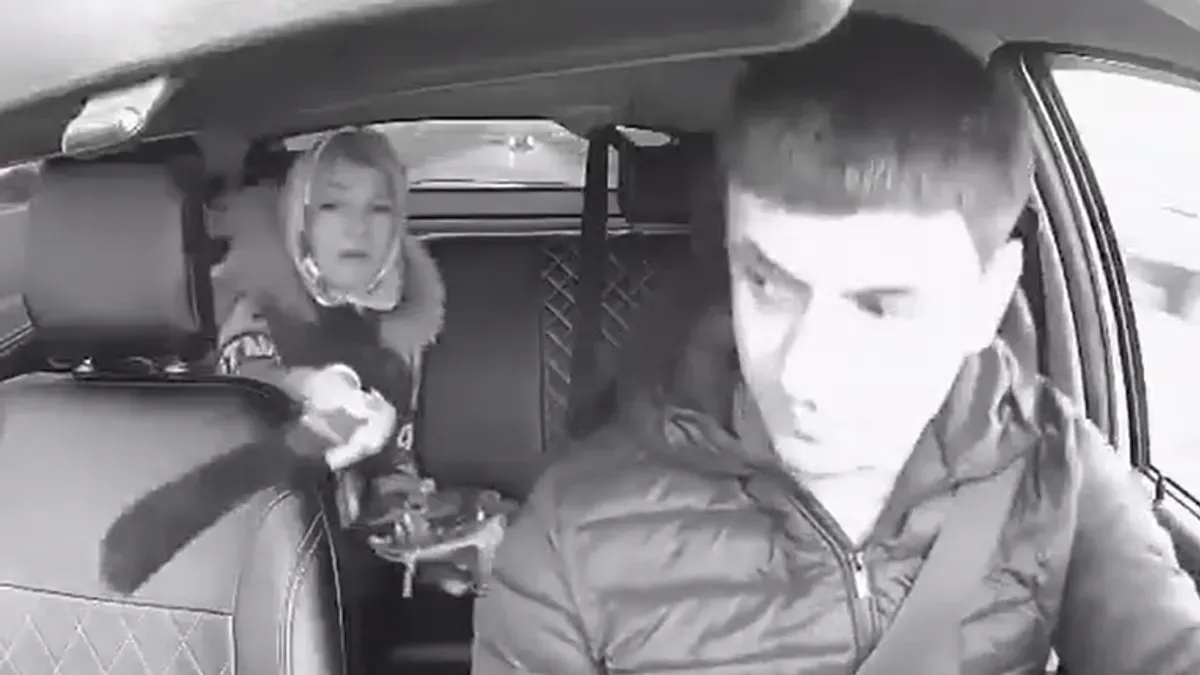 Na snimku se može vidjeti kako je taksista iskusno pomjerio pojas, ne bi li u slučaju napada mogao da odreaguje