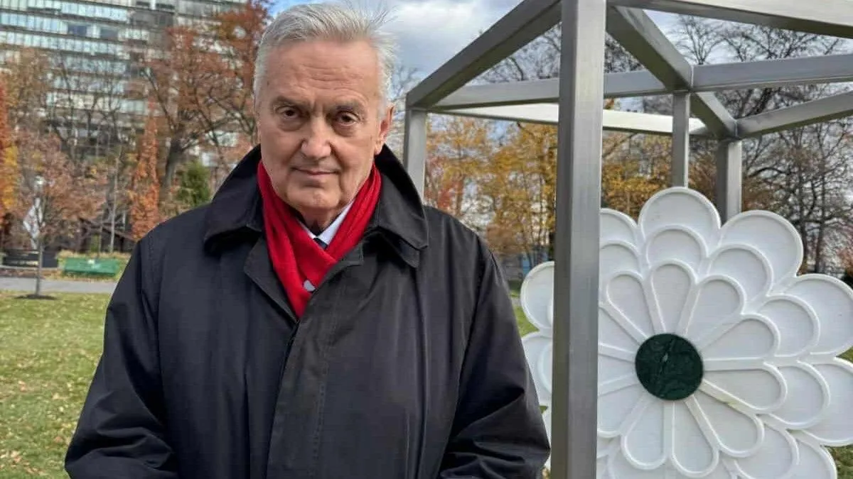 U samom srcu New Yorka postavljen je spomenik Cvijet Srebrenice, simbol sjećanja na žrtve genocida počinjenog u julu 1995. godine.