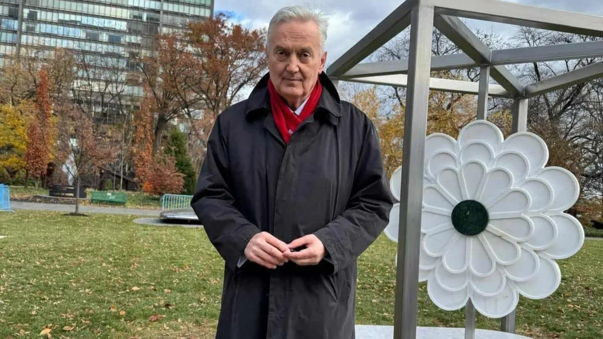 U samom srcu New Yorka postavljen je spomenik Cvijet Srebrenice, simbol sjećanja na žrtve genocida počinjenog u julu 1995. godine.