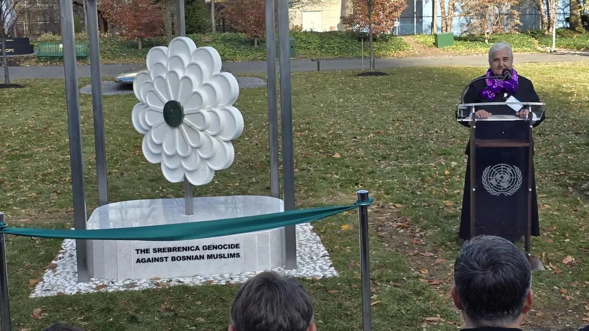 Ovaj spomenik, čiji je autor svjetski poznati umjetnik Adin Hebib, ostat će kao trajno sjećanje generacijama koje dolaze kako se ne bi zaboravila zvjerstva Vojske RS-a.