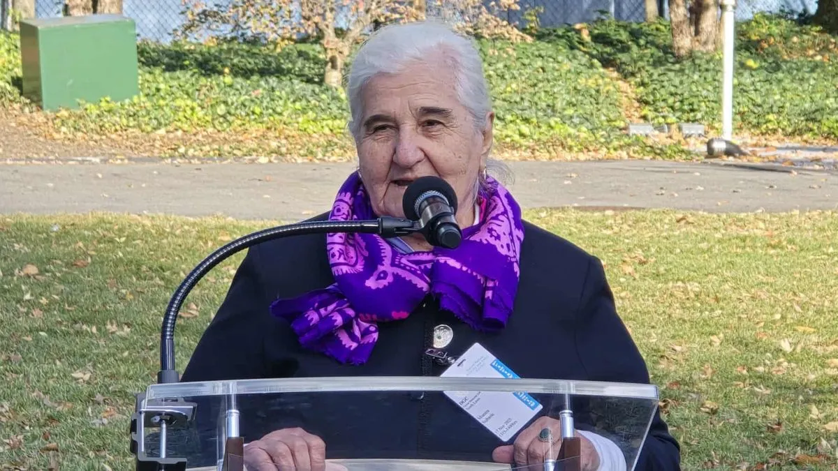 Ovaj spomenik, čiji je autor svjetski poznati umjetnik Adin Hebib, ostat će kao trajno sjećanje generacijama koje dolaze kako se ne bi zaboravila zvjerstva Vojske RS-a.