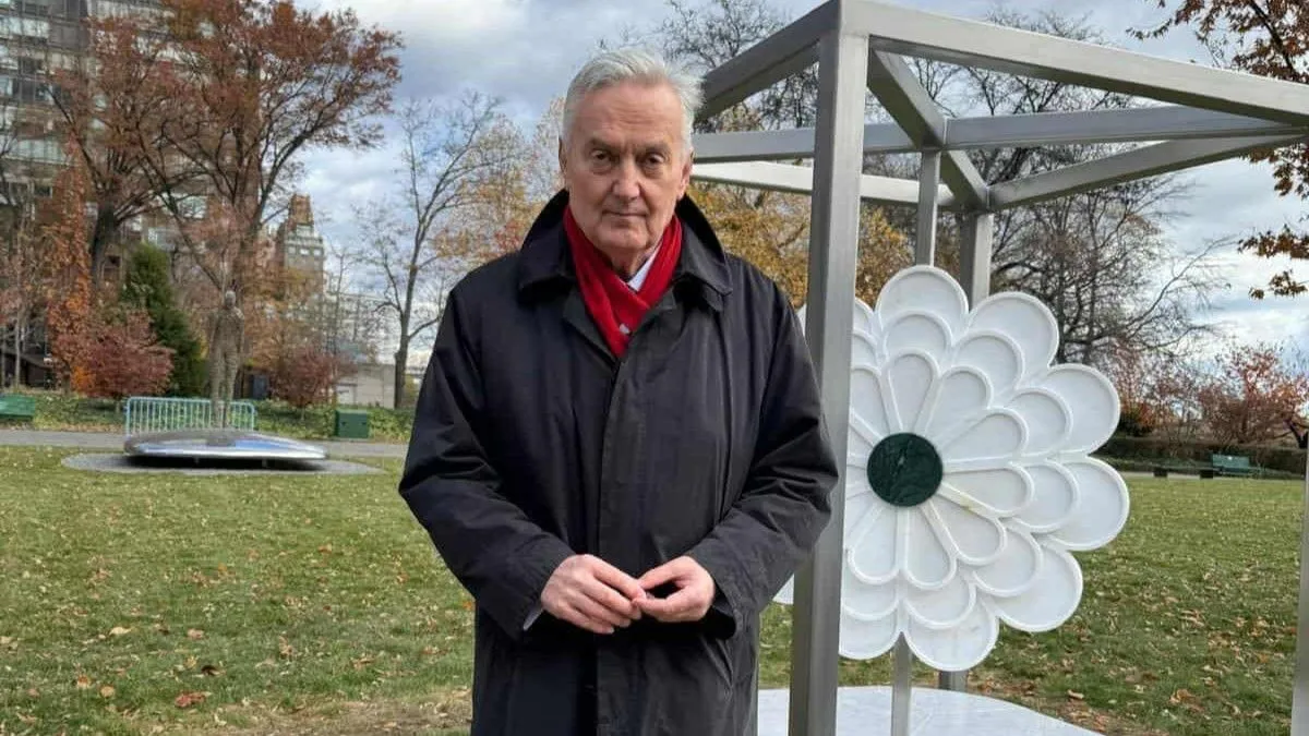 U samom srcu New Yorka postavljen je spomenik Cvijet Srebrenice, simbol sjećanja na žrtve genocida počinjenog u julu 1995. godine.