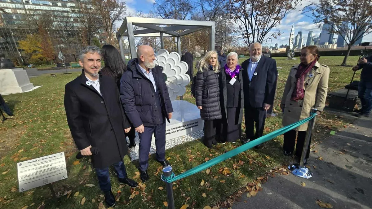 Ovaj spomenik, čiji je autor svjetski poznati umjetnik Adin Hebib, ostat će kao trajno sjećanje generacijama koje dolaze kako se ne bi zaboravila zvjerstva Vojske RS-a.