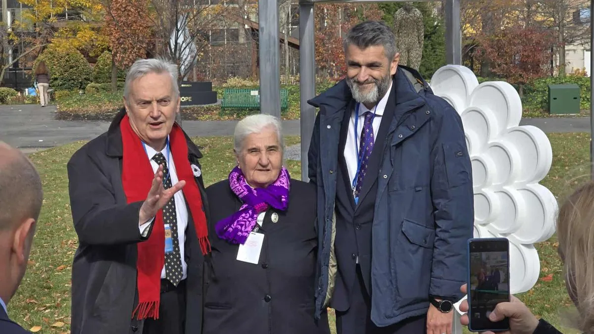Ovaj spomenik, čiji je autor svjetski poznati umjetnik Adin Hebib, ostat će kao trajno sjećanje generacijama koje dolaze kako se ne bi zaboravila zvjerstva Vojske RS-a.