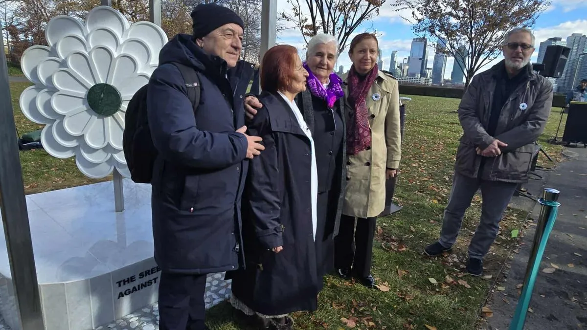 Ovaj spomenik, čiji je autor svjetski poznati umjetnik Adin Hebib, ostat će kao trajno sjećanje generacijama koje dolaze kako se ne bi zaboravila zvjerstva Vojske RS-a.