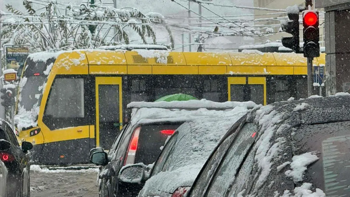 Nadležne službe za čišćenje puteva još jednom su zakazale, pa je već s prvim ozbiljnijim padavinama došlo do zastoja, blokada i otežanog kretanja vozila.