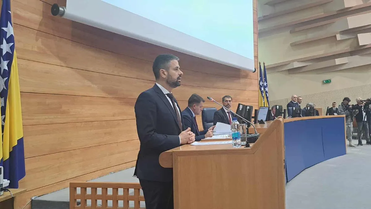 Naša očekivanja su nikakva, vidimo da se ne mogu dogovoriti oko banalnih stvari, kazao je Mirković