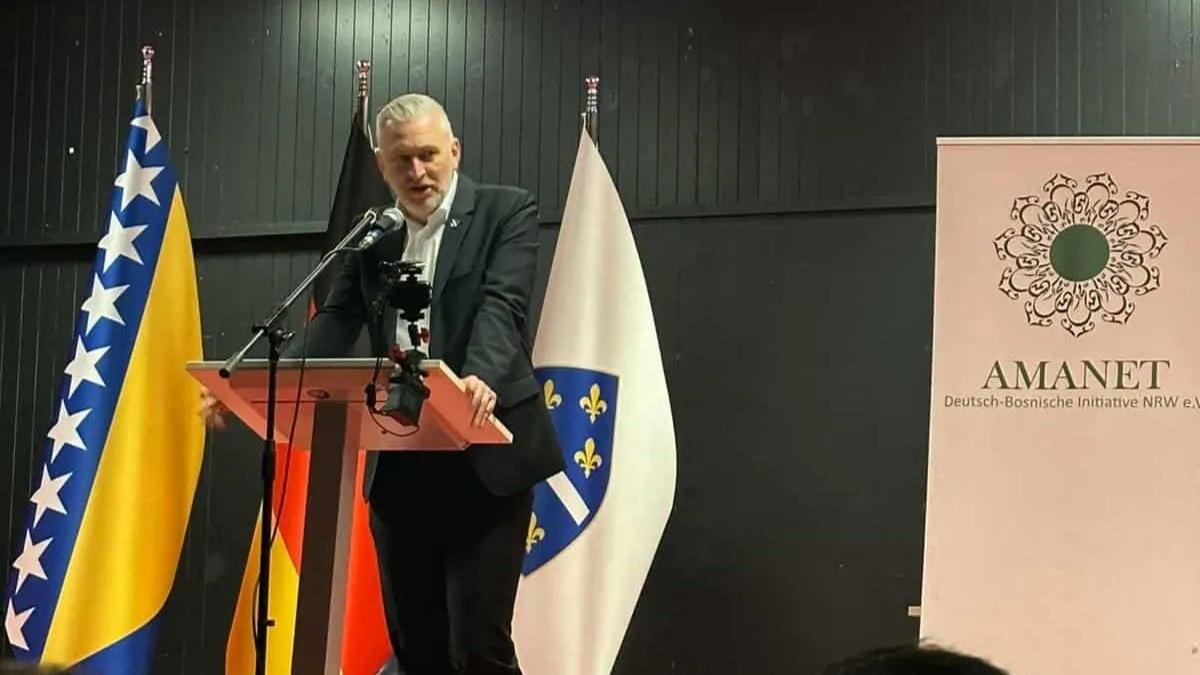 Naši najmlađi, Selma Mehovic i Ahmed Karkić, recitirali su stihove o Bosni i Sandžaku i podsjetili nas koliko je važno da ljubav prema domovini počinje još u djetinjstvu