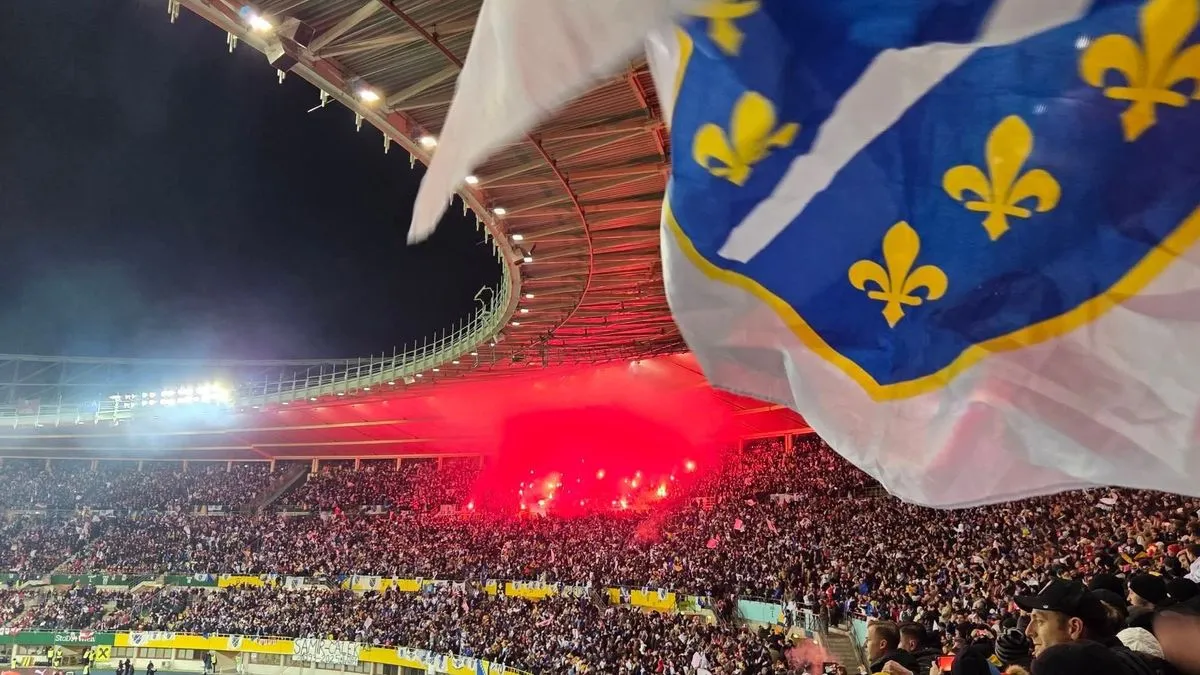 Pojavio se snimak mladog redara koji je, uprkos službenoj uniformi, ispod jakne nosio majicu s grbom Republike Bosne i Hercegovine