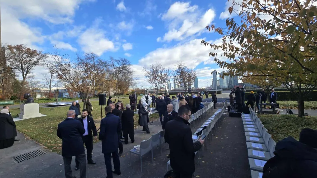 Ovaj spomenik, čiji je autor svjetski poznati umjetnik Adin Hebib, ostat će kao trajno sjećanje generacijama koje dolaze kako se ne bi zaboravila zvjerstva Vojske RS-a.