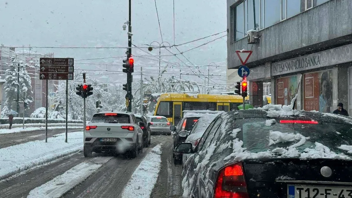 Totalni kolaps na cestama: Trolejbus stao, autobusi zaglavljeni, prevoji zatvoreni