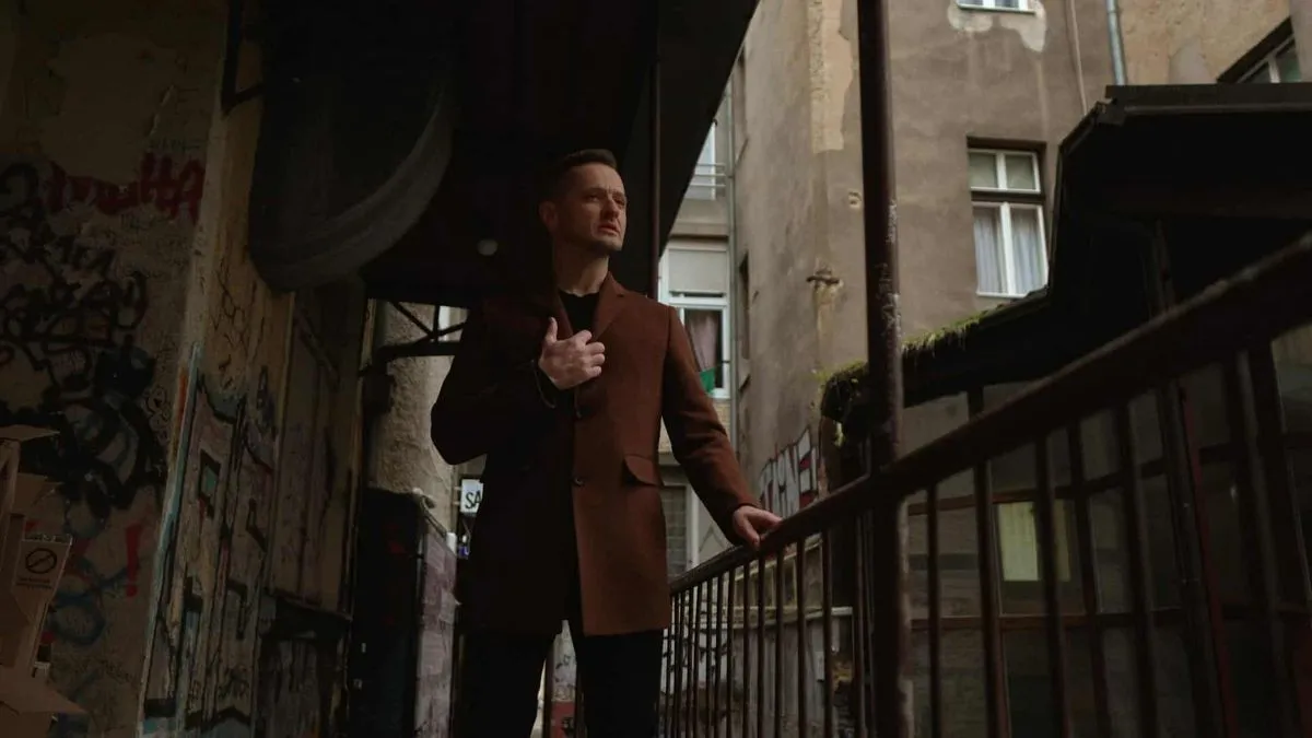 Singl „Ljubav je rođena“ donosi emotivan, topao i muzički sofisticiran zvuk, a publika će premijeru moći pratiti 1. decembra na svim digitalnim platformama