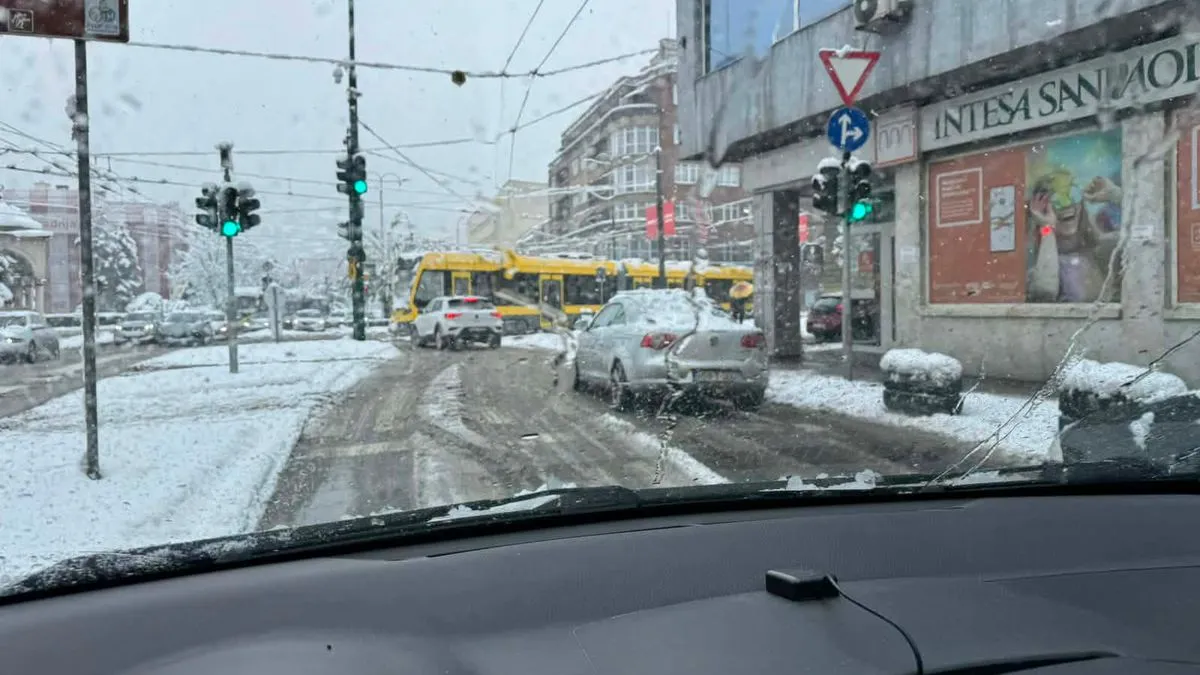 Nadležne službe za čišćenje puteva još jednom su zakazale, pa je već s prvim ozbiljnijim padavinama došlo do zastoja, blokada i otežanog kretanja vozila.