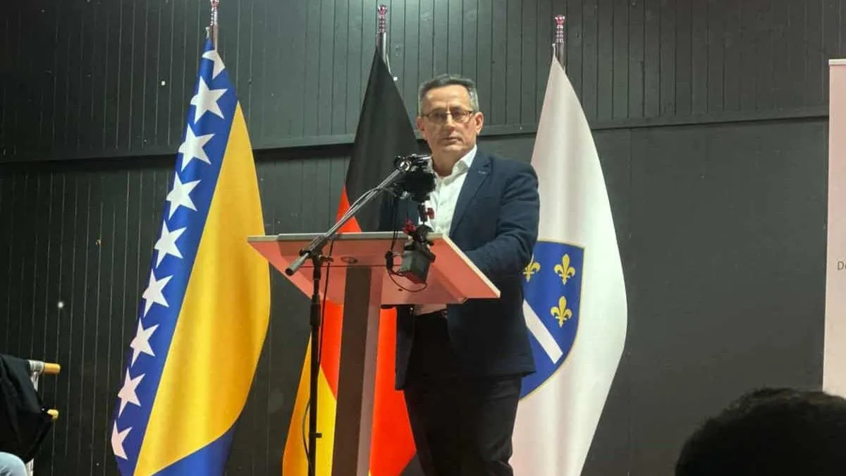 Naši najmlađi, Selma Mehovic i Ahmed Karkić, recitirali su stihove o Bosni i Sandžaku i podsjetili nas koliko je važno da ljubav prema domovini počinje još u djetinjstvu