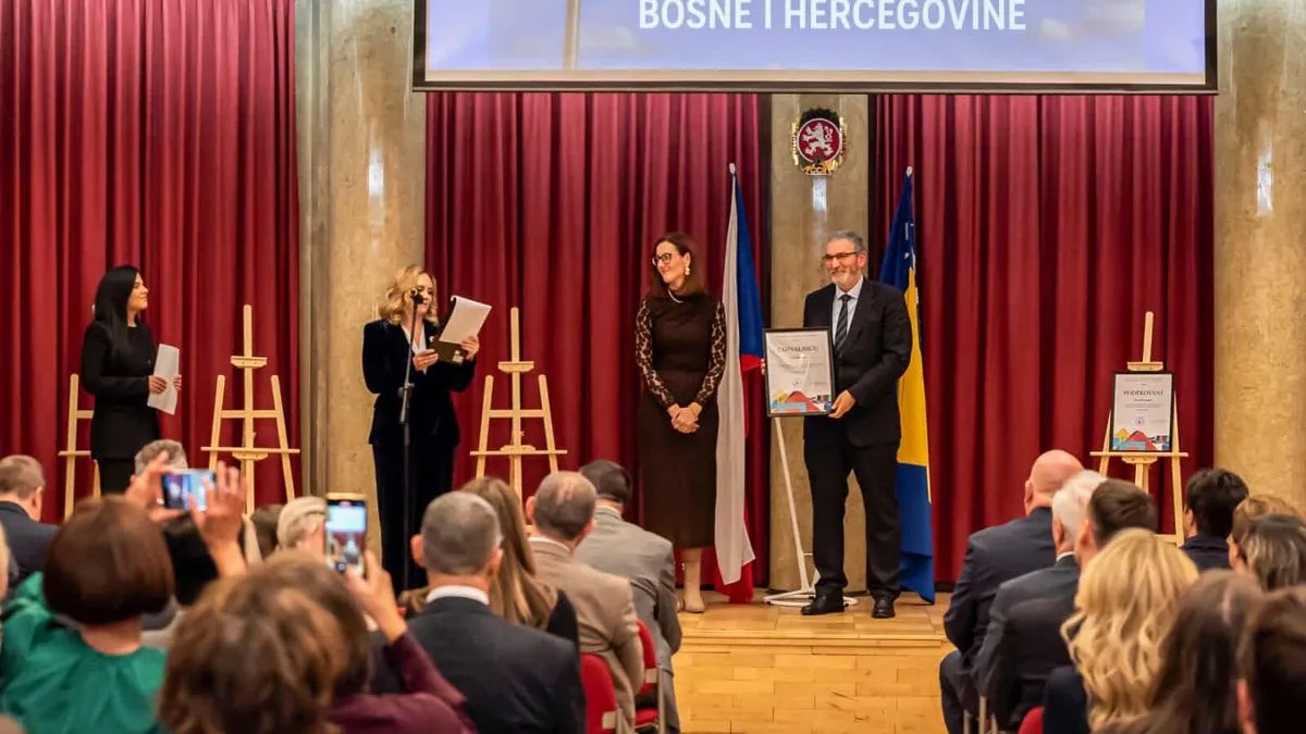 Uoči intoniranja himni BiH i Češke Republike, zastave su u dvoranu unijeli veterani i generali češke Armade