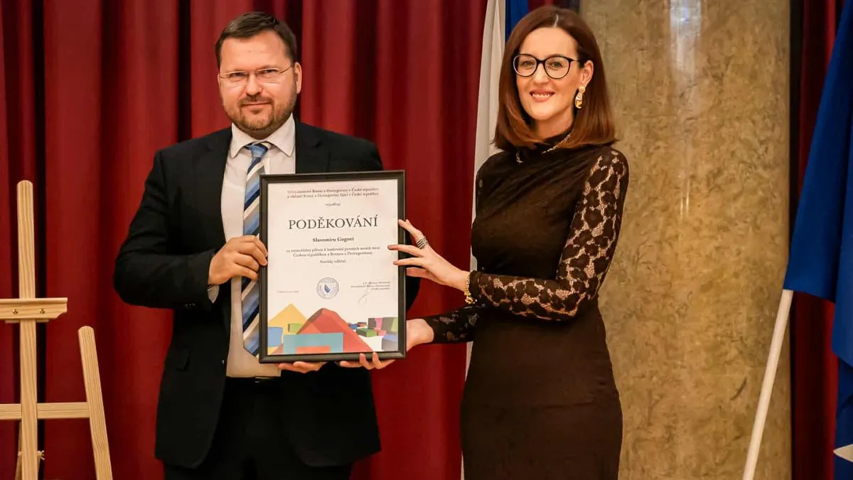 Uoči intoniranja himni BiH i Češke Republike, zastave su u dvoranu unijeli veterani i generali češke Armade