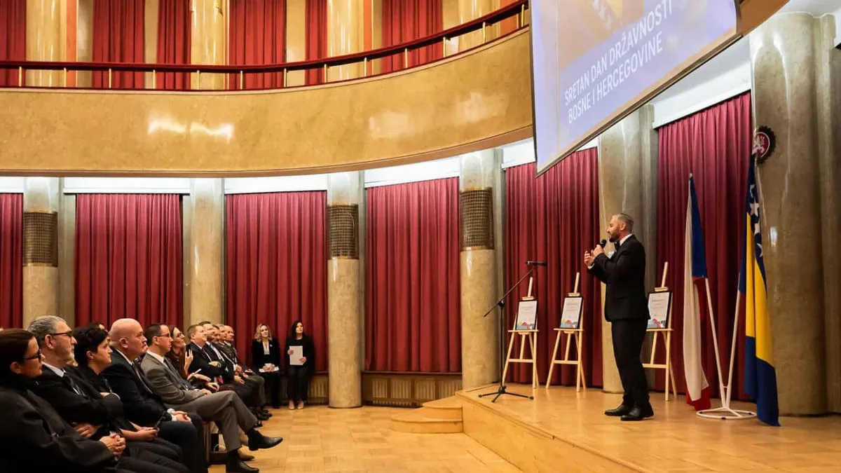 Uoči intoniranja himni BiH i Češke Republike, zastave su u dvoranu unijeli veterani i generali češke Armade