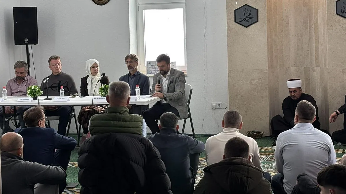 Nakon pada Žepe 27. jula Palić je zarobljen nakon što se odazvao na pregovore s vrhom srpskih snaga, predvođenih ratnim zločincem Ratkom Mladićem. 