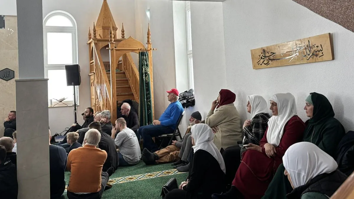 Nakon pada Žepe 27. jula Palić je zarobljen nakon što se odazvao na pregovore s vrhom srpskih snaga, predvođenih ratnim zločincem Ratkom Mladićem. 