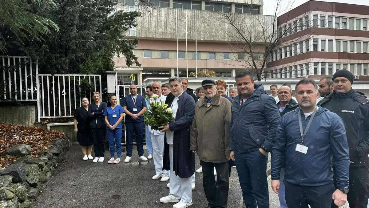 Za rad u periodu rata u Sarajevu i RBiH, te poslijeratni angažman u oblasti medicinskih nauka nagrađen je Šestoaprilskom nagradom Grada Sarajeva.