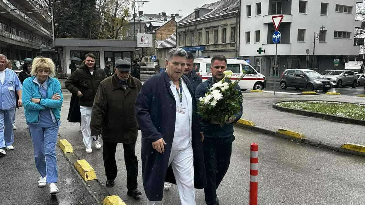 Za rad u periodu rata u Sarajevu i RBiH, te poslijeratni angažman u oblasti medicinskih nauka nagrađen je Šestoaprilskom nagradom Grada Sarajeva.