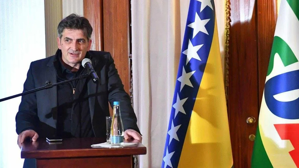 Prisutne su kao domaćini prigodnim obraćanjem pozdravili  predsjednik OO SDA Stari Grad Dženan Selimbegović i predsjednik KO SDA Sarajevo Faruk Kapidžić. 