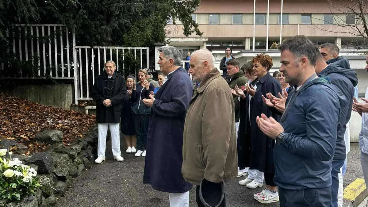 Za rad u periodu rata u Sarajevu i RBiH, te poslijeratni angažman u oblasti medicinskih nauka nagrađen je Šestoaprilskom nagradom Grada Sarajeva.