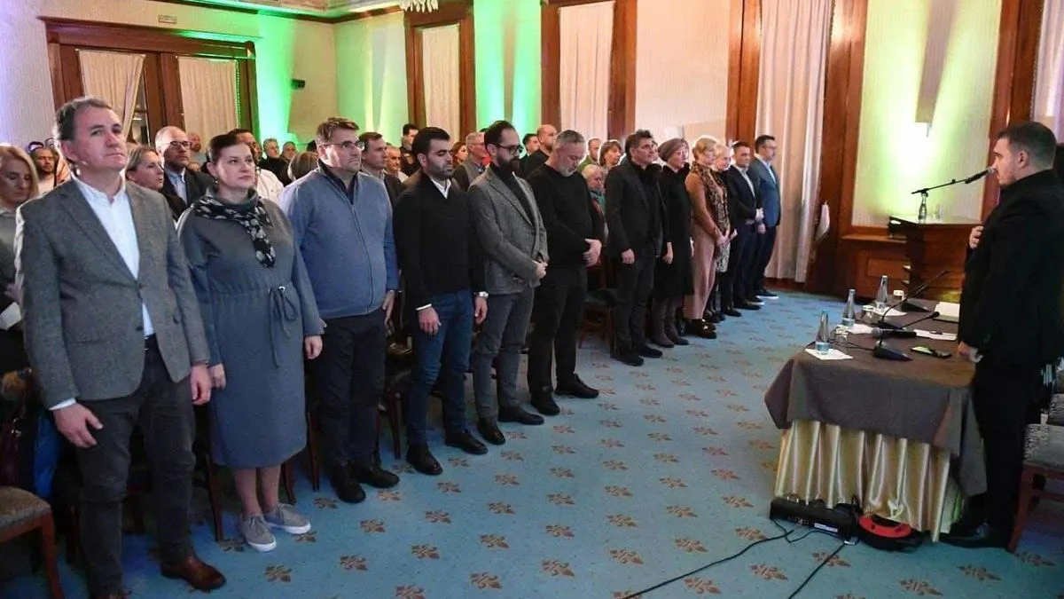 Prisutne su kao domaćini prigodnim obraćanjem pozdravili  predsjednik OO SDA Stari Grad Dženan Selimbegović i predsjednik KO SDA Sarajevo Faruk Kapidžić. 